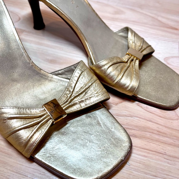💲Nine West Mules Size 7.5 Gold - Picture 1 of 13